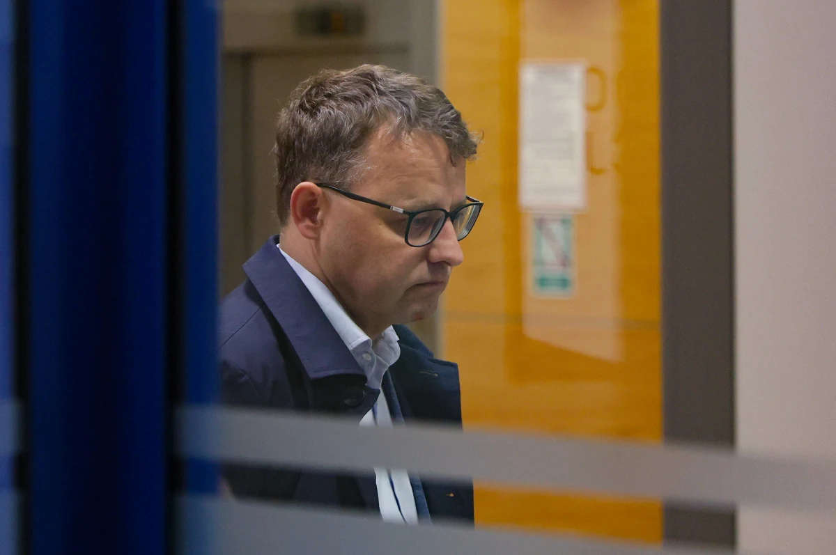 Sąd Rejonowy dla Warszawy-Mokotowa odroczył do 9 grudnia posiedzenie aresztowe posła PiS Marcina Romanowskiego, któremu Prokuratura Krajowa zarzuca m.in. ustawianie konkursów na wielomilionowe dotacje z Funduszu Sprawiedliwości. Powodem odroczenia jest nieobecność polityka z powodu jego choroby.