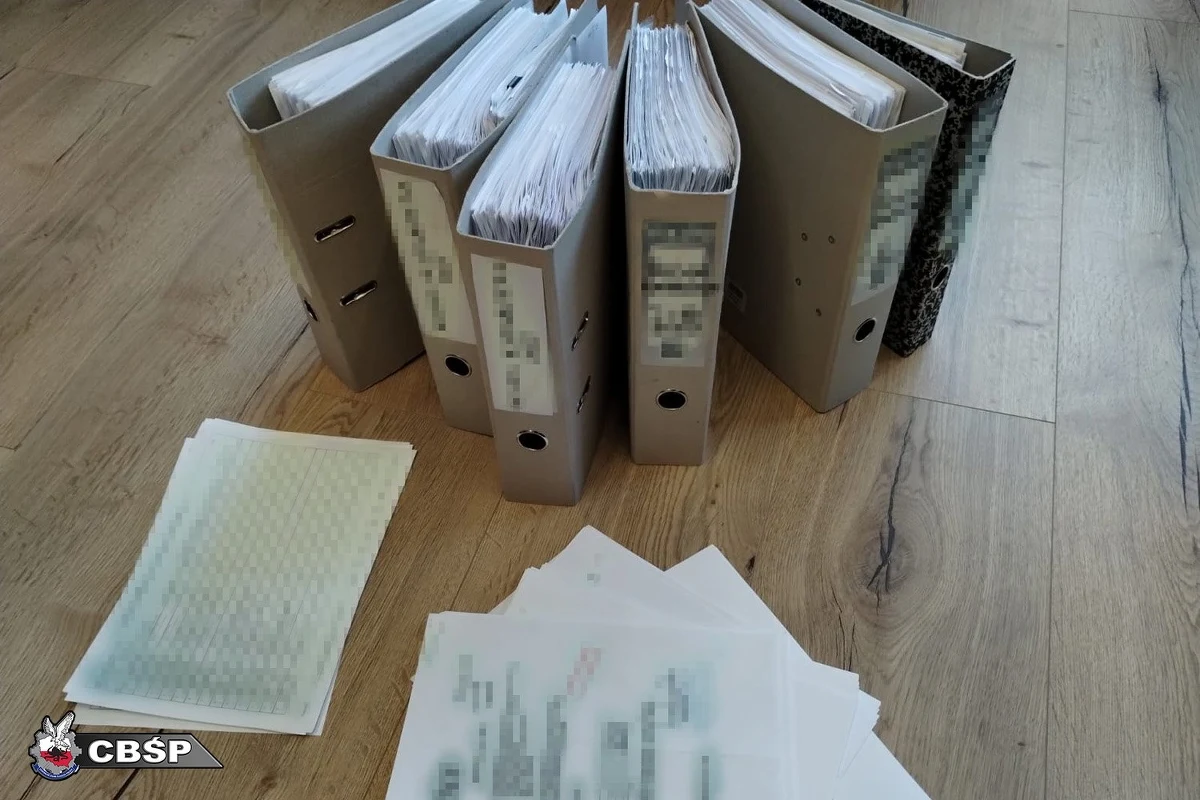 Zorganizowaną grupę przestępczą, która wystawiła fałszywe faktury na blisko 65 mln zł, rozbili funkcjonariusze CBŚP i KAS. Służby zatrzymały 17 osób, w tym szefa grupy. Trzy osoby usłyszały zarzut tzw. zbrodni vatowskiej, za co grozi do 25 lat więzienia. Śledztwo w tej sprawie prowadzi Prokuratura Regionalna w Rzeszowie.