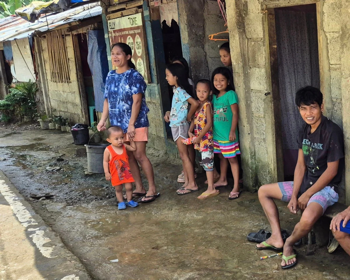 Innego dachu nad głową nie mają, dlatego mieszkają w grobowcach. Pomaga im polski podróżnik. Dariusz Metel dociera do miejsc w Azji, które boją się odwiedzać inni turyści. Tam buduje place zabaw, remontuje szkoły i stołówki. Dostarcza też ubrania, żywność i środki higieniczne osobom mieszkającym na cmentarzu. 