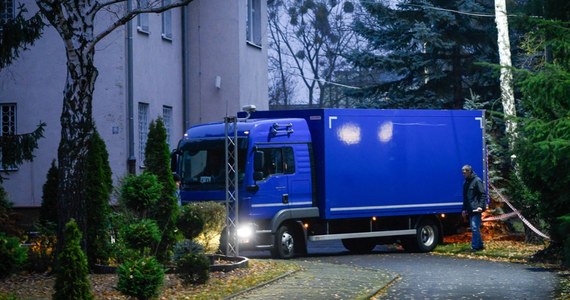 Przed budynkiem konsulatu Rosji w Poznaniu stanął autokar oraz samochody dostawcze. Pakowane są do nich między innymi walizki, zaklejone kartony, rowery, kosiarki, a nawet ozdobne kinkiety - relacjonuje reporter RMF FM Beniamin Kubiak-Piłat. Dyplomaci mają czas do soboty na opuszczenie placówki.