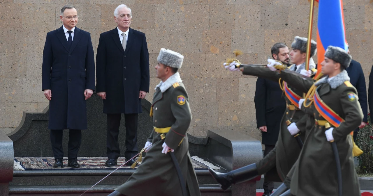 Prezydent Andrzej Duda i prezydent Armenii Wahagn Chaczaturian we wtorek dokonali inspekcji wojskowej kompanii honorowej przed spotkaniem w Erywaniu