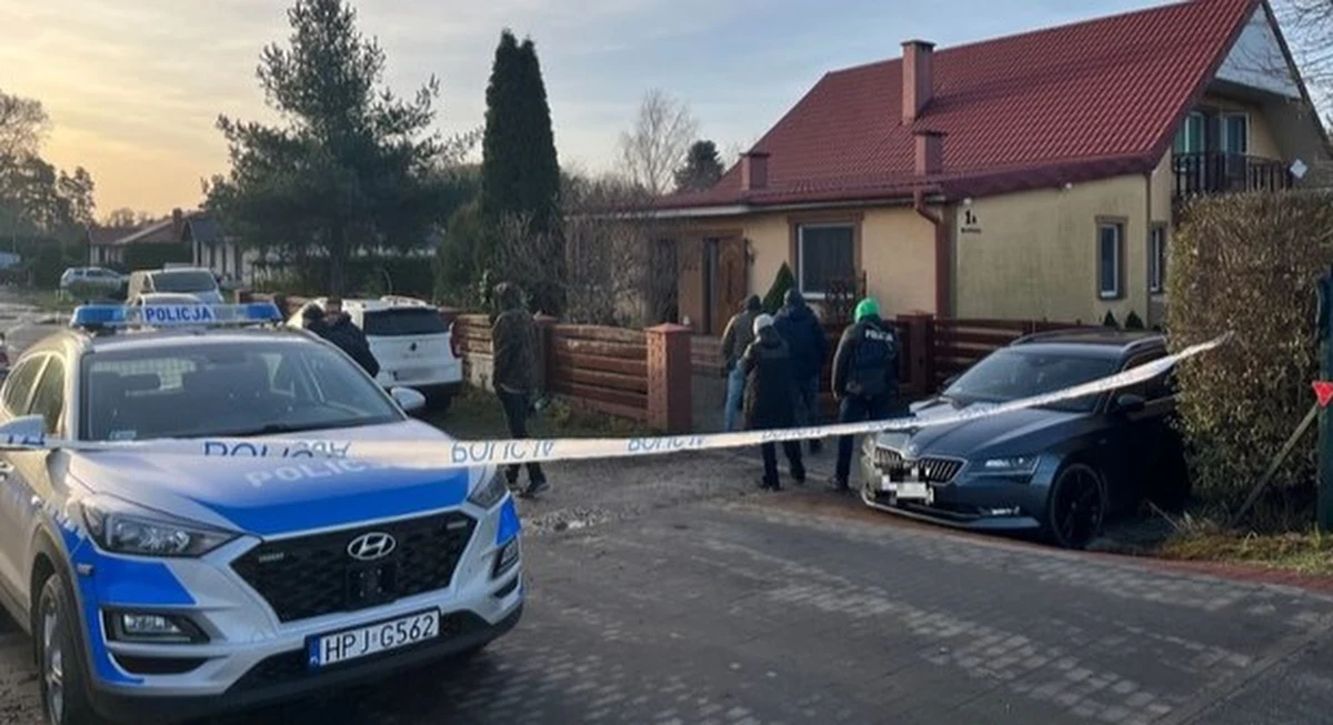 Ojciec i brat nie zginęli od pojedynczych strzałów. Znamy wyniki sekcji zwłok ofiar rodzinnej tragedii w Namysłowie na Opolszczyźnie, do której doszło w niedzielę. Dziennikarz RMF FM Krzysztof Zasada dowiedział się, że 32-latek wystrzelił w stronę mężczyzn całą serię, matka została trafiona dwukrotnie. Po dokonaniu zbrodni napastnik więził przez 12 godzin partnerkę brata i dwójkę jej dzieci.