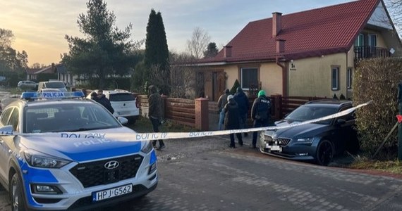 Ojciec i brat nie zginęli od pojedynczych strzałów. Znamy wyniki sekcji zwłok ofiar rodzinnej tragedii w Namysłowie na Opolszczyźnie, do której doszło w niedzielę. Dziennikarz RMF FM Krzysztof Zasada dowiedział się, że 32-latek wystrzelił w stronę mężczyzn całą serię, matka została trafiona dwukrotnie. Po dokonaniu zbrodni napastnik więził przez 12 godzin partnerkę brata i dwójkę jej dzieci.