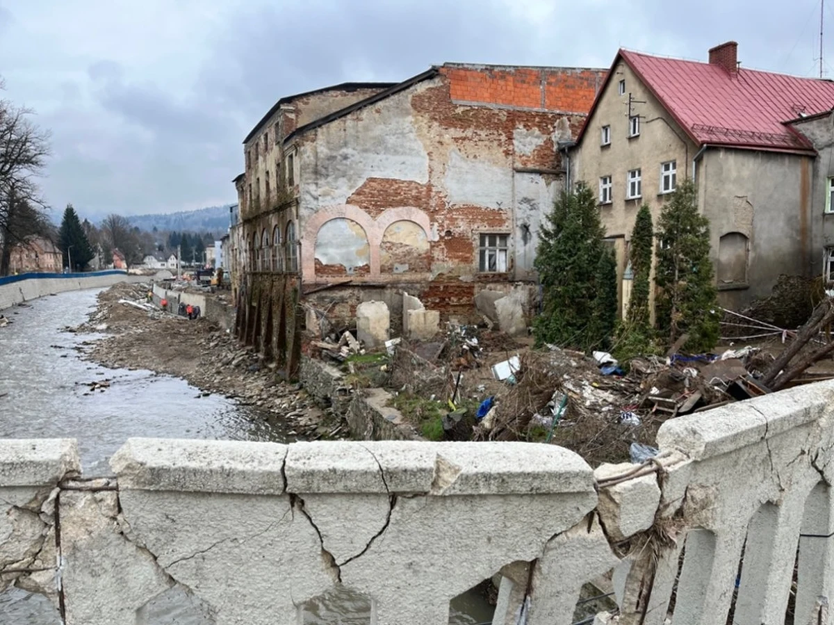 Chcemy iść w stronę dobrowolnych wykupów, a nie przymusowych - tak Wody Polskie komentują czerwone strefy na Dolnym Śląsku. Kilkanaście dni temu wskazano miejsca, które są zagrożone powodzią. To blisko 20 tys. działek. Pojawiły się głosy o możliwych wywłaszczeniach. 