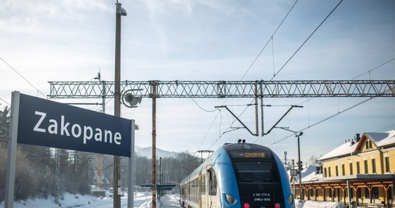 Po dwutygodniowej przerwie, w czwartek pociągi wróciły na tory do Zakopanego. Na trasie m.in. zlikwidowano 11 przejazdów drogowych, co ma zwiększyć bezpieczeństwo i skrócić podróż pod Tatry - podały PKP PLK.