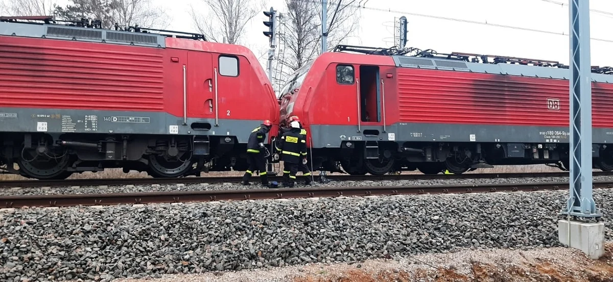 Policja wyjaśnia okoliczności zdarzenia kolejowego, do którego doszło na terenie parku wagonowego w miejscowości Małaszewicze (Lubelskie). Ze wstępnych ustaleń wynika, że 32-latek prowadzący lokomotywę nie zachował należytej ostrożności i najechał na drugi pojazd. 