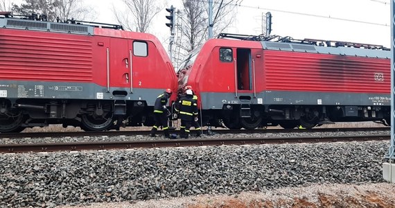 Policja wyjaśnia okoliczności zdarzenia kolejowego, do którego doszło na terenie parku wagonowego w miejscowości Małaszewicze (Lubelskie). Ze wstępnych ustaleń wynika, że 32-latek prowadzący lokomotywę nie zachował należytej ostrożności i najechał na drugi pojazd. 