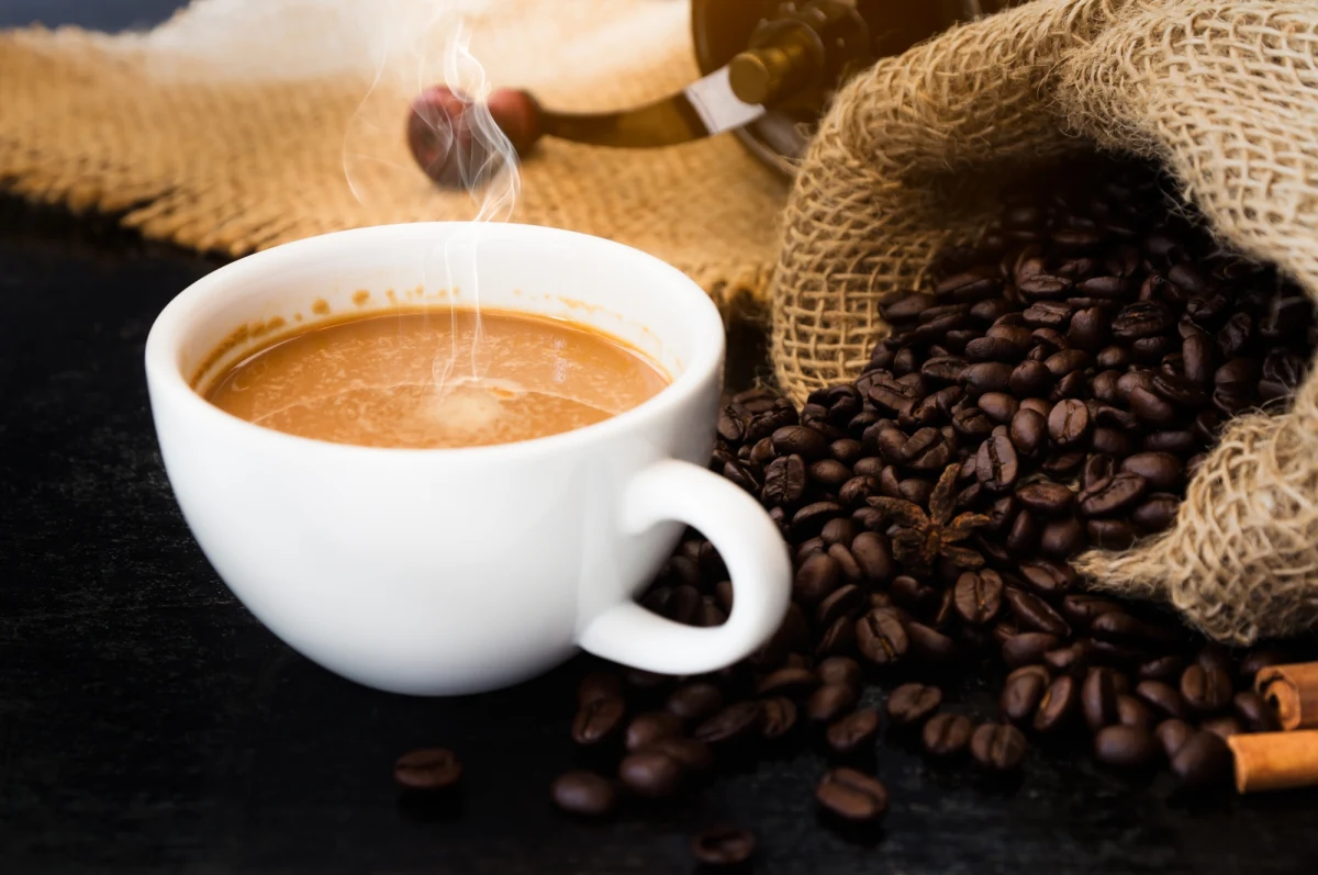 "Susze i ulewne deszcze, czyli niestabilny klimat mają wpływ na duży wzrost ceny ziaren kawy na świecie" - ocenił Zbigniew Szalbot z fundacji Fairtrade Polska, który był gościem Radia RMF24. "Jeżeli trend się nie odwróci, czekają nas podwyżki" - prognozuje.