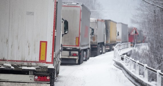 Polsko-czeskie przejście graniczne Jakuszyce-Harrachow (woj. dolnośląskie) zostało zamknięte dla ciężarówek. Przyczyną są opady śniegu i możliwość oblodzenia. Jak informuje Generalna Dyrekcja Dróg Krajowych i Autostrad, utrudnienia mogą potrwać nawet 30 godzin. Kierowcom zaleca się korzystanie z objazdu. 