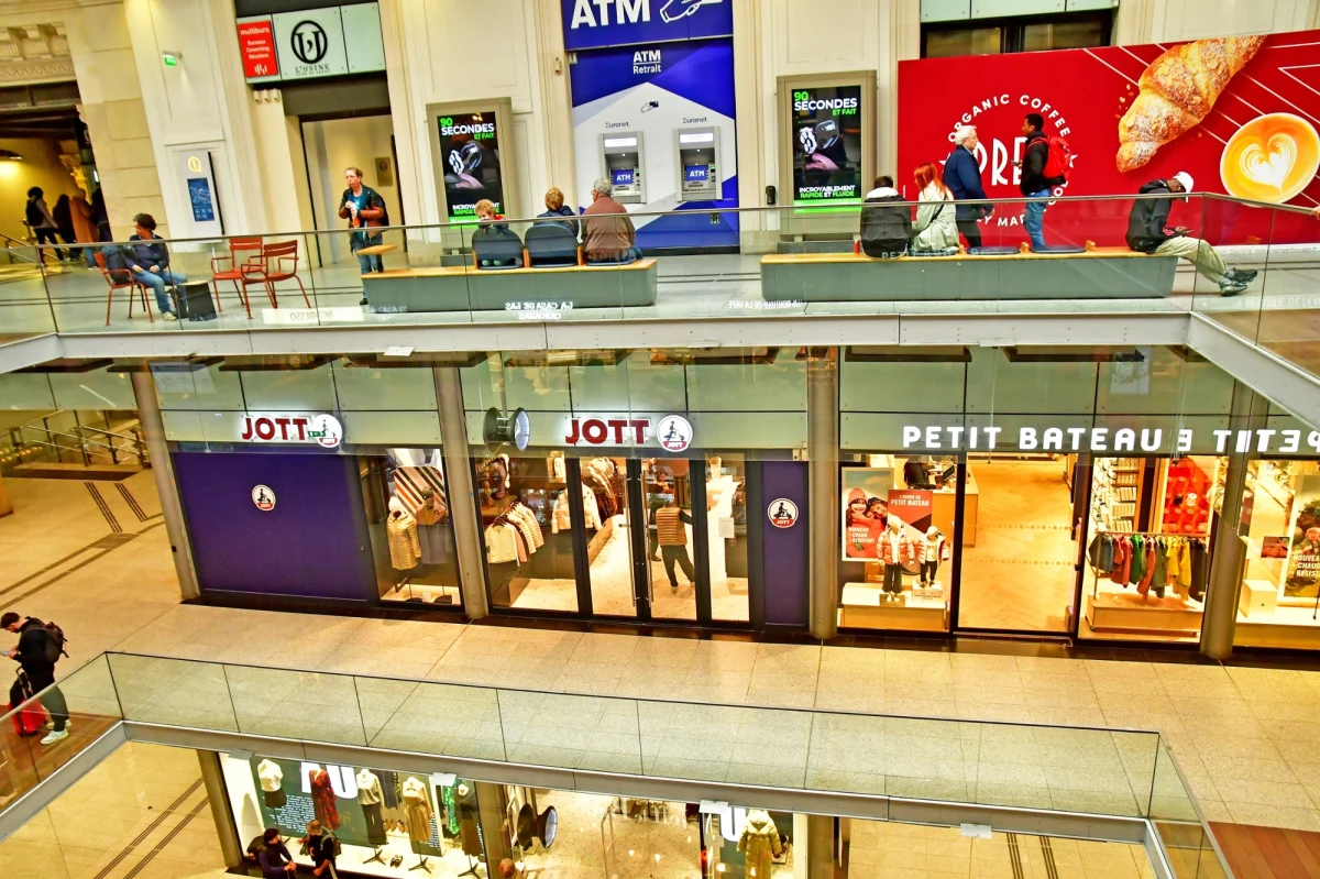Tragiczny wypadek 11-letniego dziecka w Paryżu. Chłopiec spadł z wysokości kilku metrów w centrum handlowym, kiedy próbował powtórzyć nagranie obejrzane na TikToku. Jego stan jest krytyczny. 