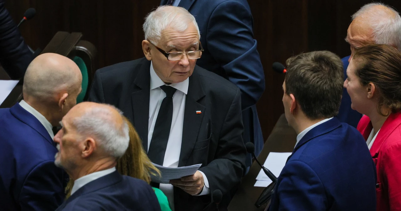 Prezes PiS Jarosław Kaczyński w otoczeniu polityków prawicy