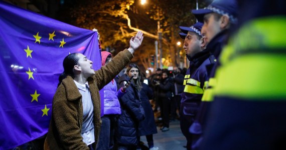 Rząd wypowiedział wojnę własnemu narodowi - oświadczyła w czwartek wieczorem prezydent Gruzji Salome Zurabiszwili. Tego dnia premier ogłosił, że do 2028 roku rząd zawiesza rozmowy o członkostwie kraju w UE. Ludzie wyszli protestować na ulice kilku miast.