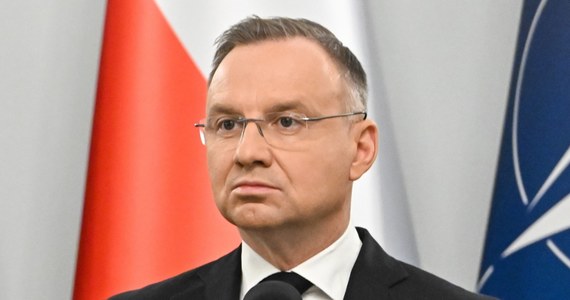 Żaden organ władzy nie ma prawa uznawać orzeczeń TK za nieistniejące; ufam, że Trybunał Konstytucyjny sprosta też wyzwaniu, jakim jest rozpatrzenie moich wniosków ws. noweli o KRS czy ustawy o TK - napisał w liście do sędziów Trybunału Konstytucyjnego prezydent Andrzej Duda.