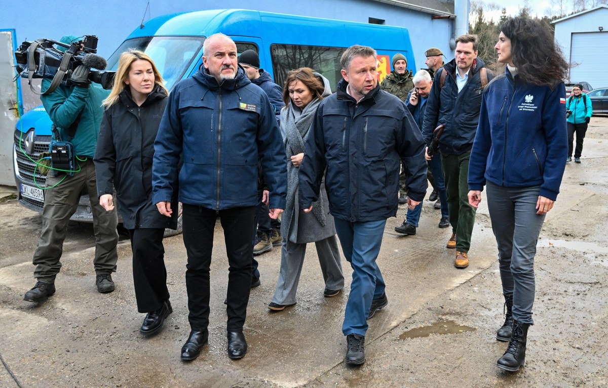 Odbudowa po powodzi postępuje i będzie przyspieszać, a w procesie wypłaty zasiłków widać nową dynamikę – zapewniał w Stroniu Śląskim minister Marcin Kierwiński. Wojewoda dolnośląska Anna Żabska poinformowała, że w środę do gmin przekazano ponad 127 mln zł zasiłków na obudowę.