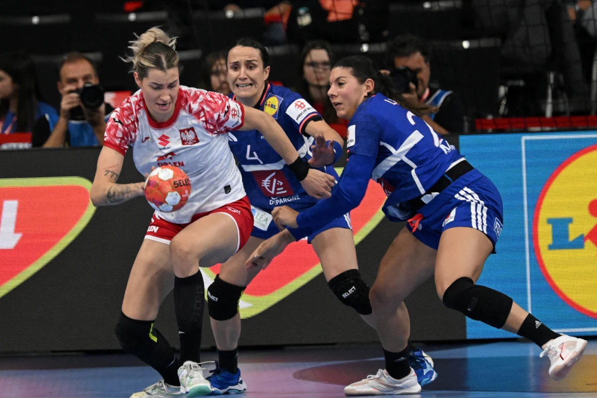 Polska przegrała w Bazylei z Francją 22:35 (10:18) w pierwszym występie w mistrzostwach Europy piłkarek ręcznych, których współorganizatorami są Austria, Węgry i Szwajcaria.