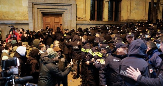 W centrum stolicy Gruzji, Tbilisi, wybuchły w czwartek wieczorem starcia podczas protestu przeciwko decyzji rządu o zawieszeniu rozmów o wstąpieniu do UE do 2028 roku – relacjonują miejscowe media.