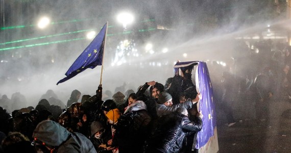 W centrum stolicy Gruzji, Tbilisi, wybuchły w czwartek wieczorem starcia podczas protestu przeciwko decyzji rządu o zawieszeniu rozmów o wstąpieniu do UE do 2028 roku. Oprócz armatek wodnych funkcjonariusze MSW rozpylili też gaz. "Aleja Rustawelego wygląda jak pole bitwy. Protestujący znowu próbują budować barykady, siły specjalne niszczą je armatkami" - donosił w nocy serwis Echo Kawkaza.