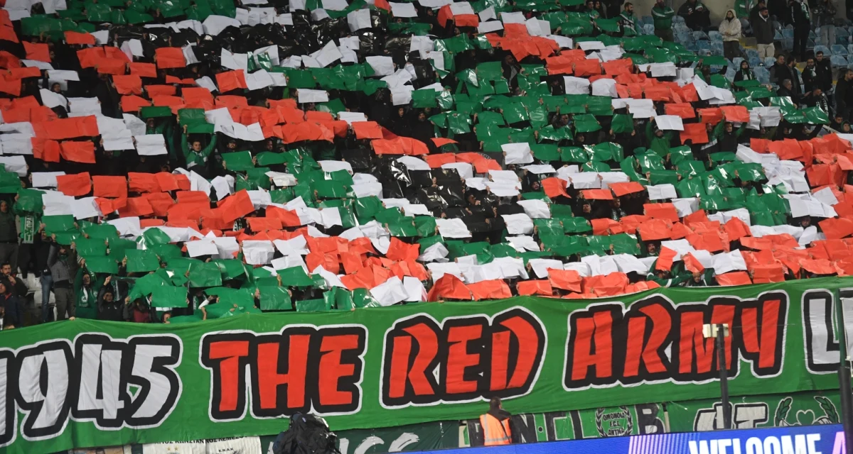 Legia Warszawa pokonała w Nikozji Omonię 3:0 w meczu Ligi Konferencji. Przed spotkaniem skandaliczny transparent wywiesili kibice cypryjskiego zespołu. "Armia Czerwona wyzwoliła Warszawę" - brzmiał napis na nim. Pojawiły się też znaki Che Guavary, sierpa i młota.