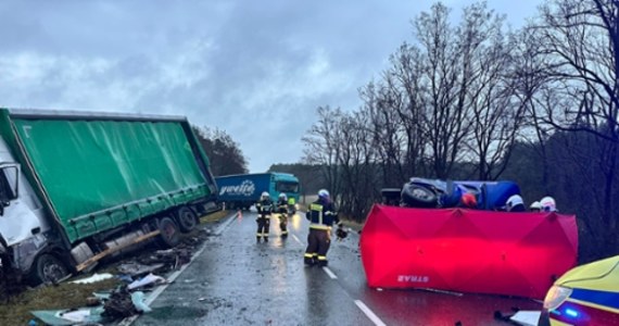 Na krajowej "10" między Bydgoszczą a Toruniem doszło do tragicznego wypadku. W wyniku zderzenia ciężarówki z busem dostawczym zginęła jedna osoba, a kolejna została ranna.