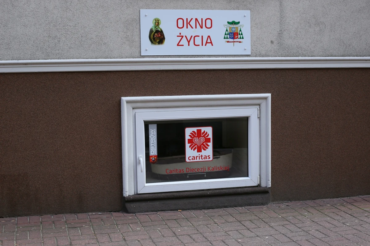 W częstochowskim oknie życia znaleziono w czwartek wieczorem niemowlę. Policja zaznaczyła, że chłopiec jest cały i zdrowy.