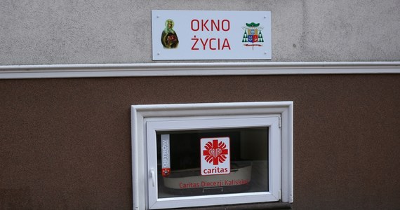 W częstochowskim oknie życia znaleziono w czwartek wieczorem niemowlę. Policja zaznaczyła, że chłopiec jest cały i zdrowy.