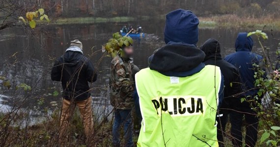 Śledczy z tzw. Archiwum X zajęli się sprawą zabójstwa kobiety, której ciało 15 lat temu w stawie w pomorskim Drzewinie znaleźli turyści. Zwłoki były pozbawione głowy, nóg oraz dłoni. Podczas śledztwa prowadzonego w 2009 roku nie udało się ustalić ani kim była zamordowana kobieta, ani kto ją zabił.