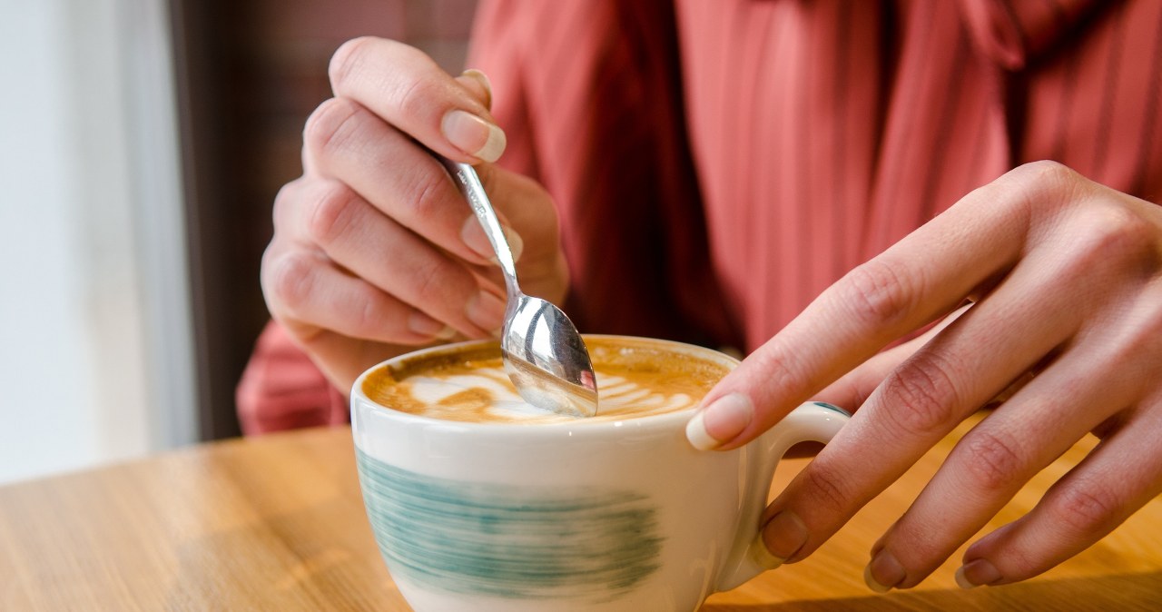 Charakterystyczny objaw pojawia się po kawie. Może zwiastować parkinsonizm