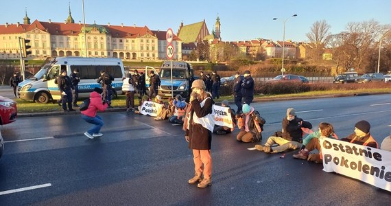 64 wnioski o ukaranie za różnego rodzaju wykroczenia wyślą do sądu policjanci z warszawskiego Śródmieścia, którzy od początku tygodnia cztery razy interweniowali wobec działaczy z ruchu Ostatnie Pokolenie - ustalił reporter RMF FM Krzysztof Zasada. Ekologiczni aktywiści blokowali w ostatnich dniach przejazd na stołecznej Wisłostradzie.