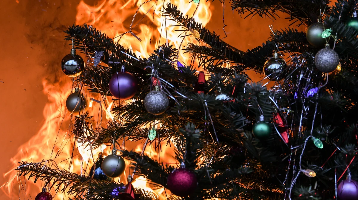 Milionowe straty powodują w Niemczech pożary choinek. W grudniu liczba pożarów domów i mieszkań wzrasta o nawet 1/3. Strażacy i ubezpieczyciele winią nieostrożne obchodzenie się z wieńcami adwentowymi i choinkami.