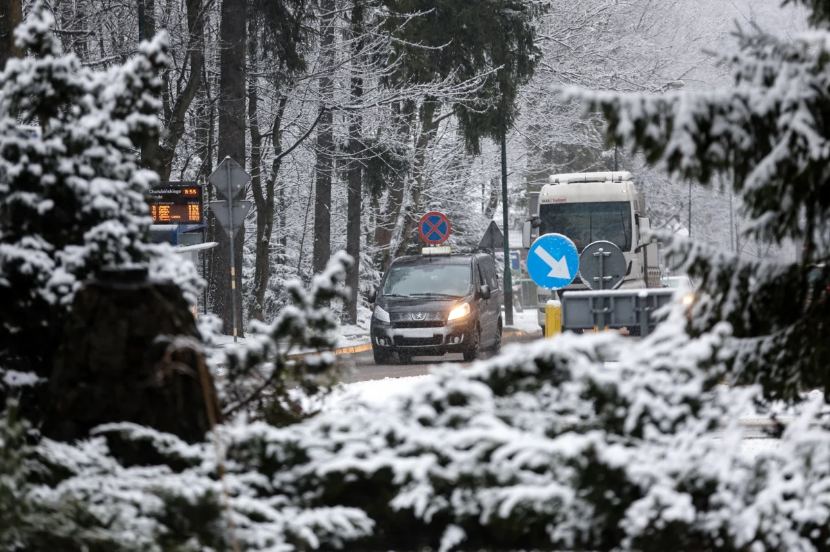 W Tatrach sypnęło śniegiem. Tatrzański Park Narodowy uprzedza, że warunki do uprawiania turystyki pogorszyły i odradza wyjścia w wyższe partie gór. Policja apeluje także do kierowców.