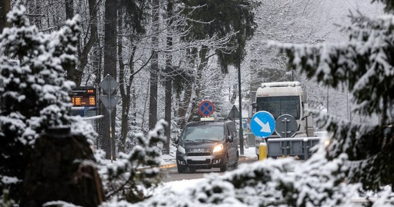 W Tatrach sypnęło śniegiem. Tatrzański Park Narodowy uprzedza, że warunki do uprawiania turystyki pogorszyły i odradza wyjścia w wyższe partie gór. Policja apeluje także do kierowców.