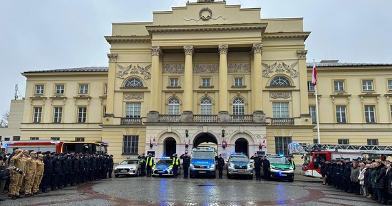 O godz. 12:00 w całym kraju zawyły policyjne syreny. To hołd, jaki funkcjonariusze oddali swojemu koledze, 34-letniemu Mateuszowi Biernackiemu, który w miniony weekend został śmiertelnie postrzelony podczas interwencji na warszawskiej Pradze.