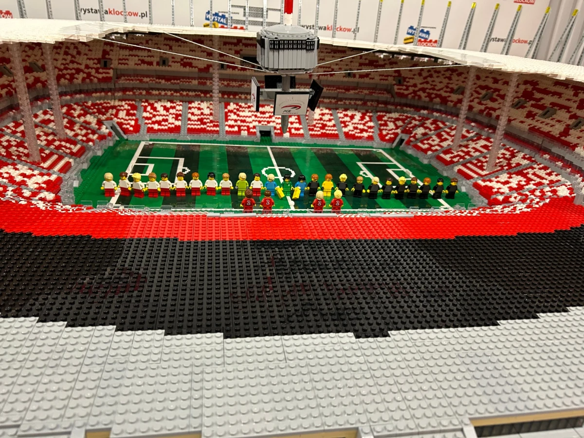 Sto tysięcy klocków Lego wykorzystano do zbudowania nowej makiety Stadionu Narodowego. Ta niezwykła budowla, prezentująca obiekt w skali 1:200, została odsłonięta w piątek po południu w Warszawie.