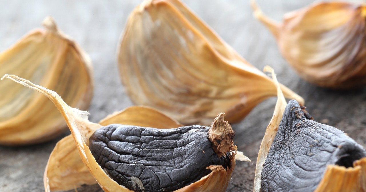 Jedz go codziennie, a organizm ci podziękuje. Czarny czosnek pomaga regulować cukier