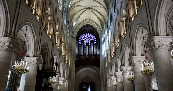 Wiemy już, jak wygląda wnętrze odbudowanej po wielkim pożarze paryskiej katedry Notre Dame. Po raz pierwszy pokazano je w czasie dzisiejszej wizyty w świątyni prezydenta Francji Emmanuela Macrona.