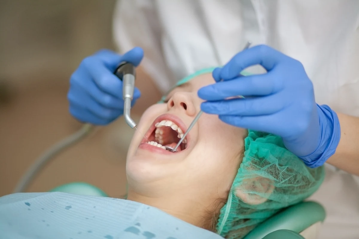 Leczenie próchnicy bez bólu jest możliwe. Naukowcy ze Śląskiego Uniwersytetu Medycznego we współpracy z Politechniką Śląską opracowali preparat, dzięki któremu można niemal nieinwazyjnie i bezboleśnie leczyć próchnicę na wczesnym etapie. 