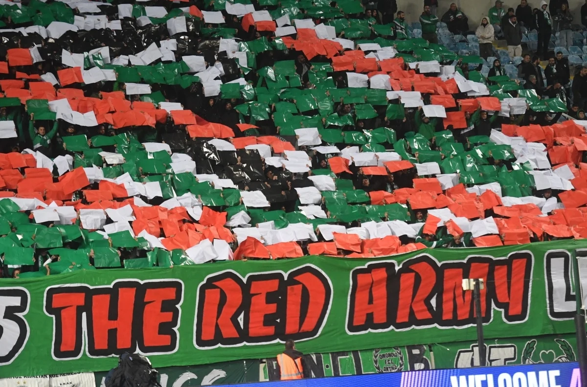 Nie milkną echa szokującego zachowania kibiców Omonii Nikozja, którzy w trakcie meczu Ligi Konferencji z Legią wywiesili baner informujący, że 17 stycznia 1945 roku Armia Czerwona wyzwoliła Warszawę. Prezes PZPN Cezary Kulesza wyraził oburzenie i zaapelował do UEFA o wyciągnięcie konsekwencji. "To ewidentna prowokacja cypryjskich lub rosyjskich kibiców" - ocenił minister sportu Sławomir Nitras.