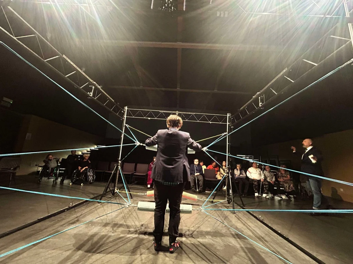 To wyjątkowe urządzenie chwalą sobie przede wszystkim niepełnosprawni tancerze. Taniec nowoczesny czy latynoski nie będą więcej sprawiać problemów, zwłaszcza osobom niewidomym, którym trudno pokazać czy słowami opisać ruch. Maszynę idiosensoryczną można było przetestować w Domu Kultury Krzemień w Szczecinie.