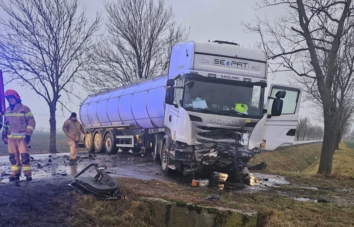Śmiertelny wypadek na drodze krajowej nr 55 w Martągu (woj. pomorskie). Przez wiele godzin w miejscu wypadku droga była zablokowana - na jezdni leżała przewrócona ciężarówka.