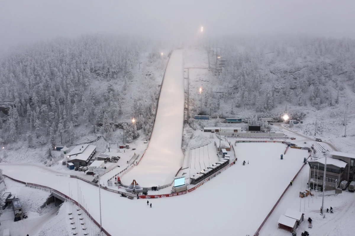 Z powodu zbyt silnego wiatru, który w porywach dochodził do 10 m/s, zaplanowane na piątek treningi i kwalifikacje skoczków w fińskiej Ruce zostały odwołane. Kwalifikacje do sobotniego konkursu indywidualnego Pucharu Świata w skokach narciarskich mężczyzn zostały przełożone na sobotę.