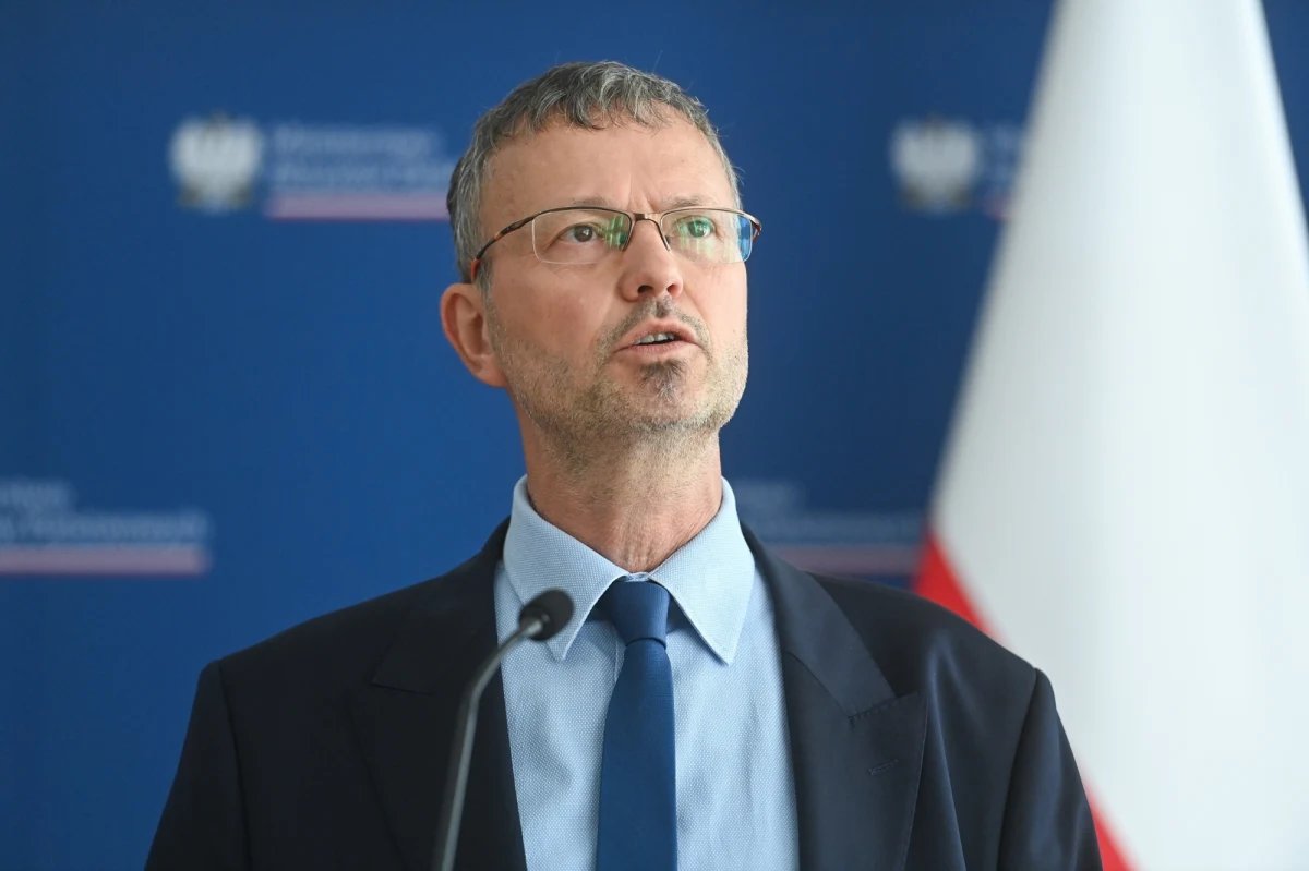 Wiceminister aktywów państwowych Jacek Bartmiński został nagle odwołany. Ta niespodziewana dymisja w rządzie jest pokłosiem afery w Polskich Liniach Lotniczych LOT i próby politycznego zawłaszczenia tej spółki.