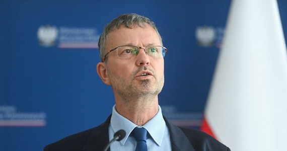 Wiceminister aktywów państwowych Jacek Bartmiński został nagle odwołany. Ta niespodziewana dymisja w rządzie jest pokłosiem afery w Polskich Liniach Lotniczych LOT i próby politycznego zawłaszczenia tej spółki.