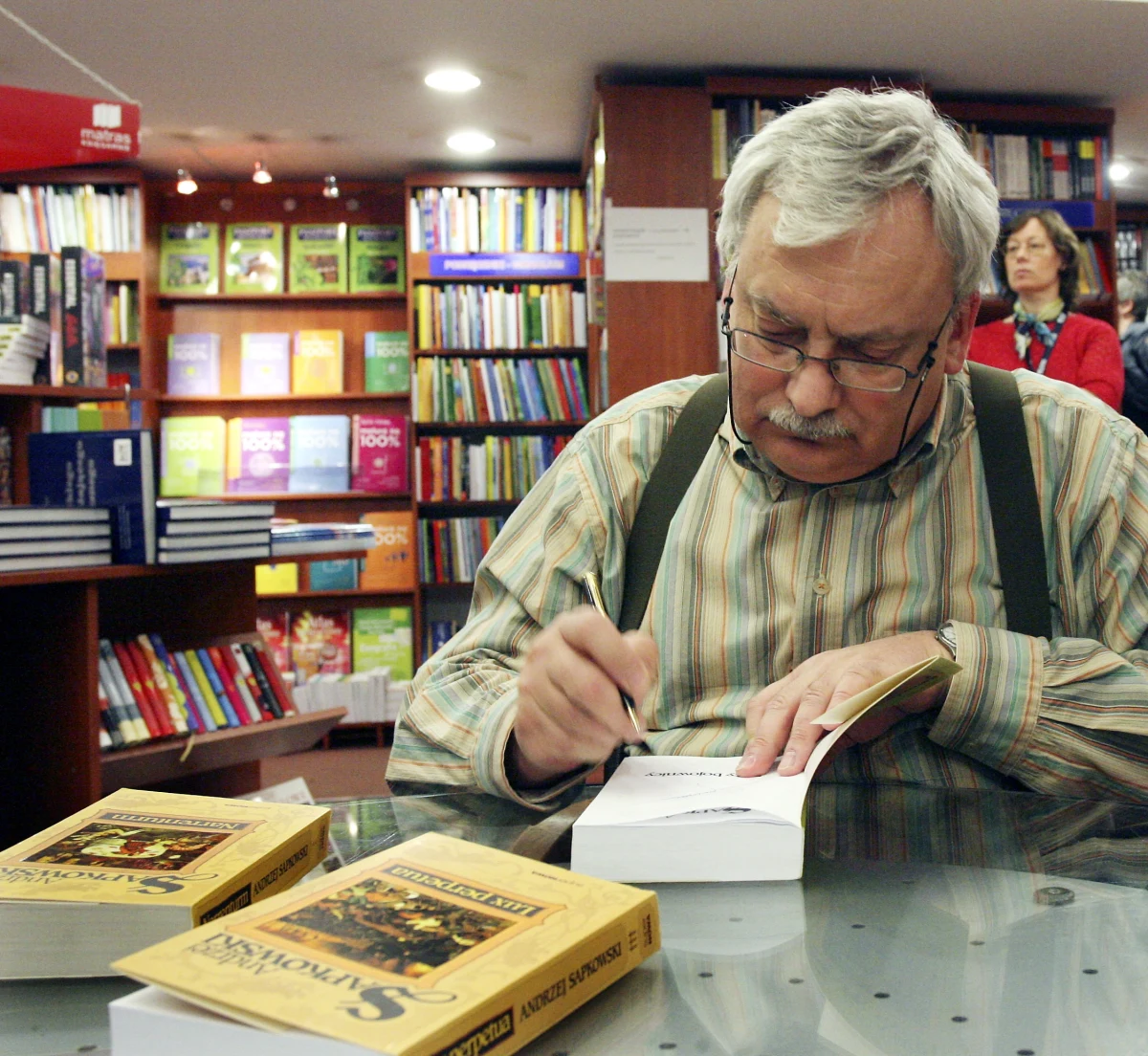 Andrzej Sapkowski po 11 latach powraca z nową książką o Wiedźminie. Dzisiaj premierę ma "Rozdroże kruków". Książka opisuje młodzieńcze lata Geralta, który stawia pierwsze kroki w swoim fachu - zabijania potworów na zlecenie. O ponadczasowym cyklu książek, jego fenomenie i literaturze fantastycznej opowiadał w internetowym Radiu RMF24 Jerzy Rzymowski, redaktor naczelny miesięcznika "Nowa Fantastyka", który był gościem Piotra Salaka.