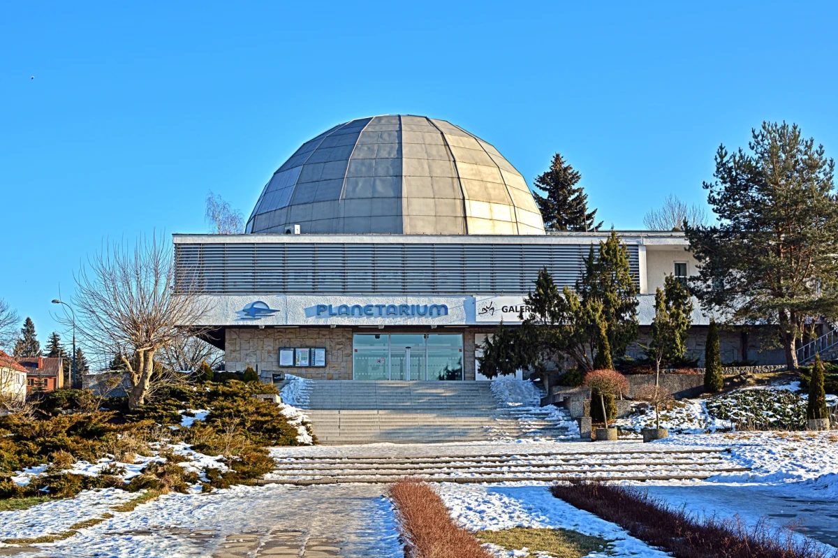Olsztyńskie planetarium czeka gruntowny remont i przebudowa. Samorząd miasta podpisał umowę na dostawę do planetarium symulatora łazika księżycowego.