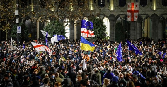 Dziesiątki tysięcy osób protestują przeciwko gruzińskiemu rządowi w piątek wieczorem w Tbilisi. To kolejna masowa demonstracja po ogłoszeniu przez władze Gruzji zawieszenia rozmów o wstąpieniu do UE. Policja zaczęła używać przeciwko zgromadzonym armatek wodnych.