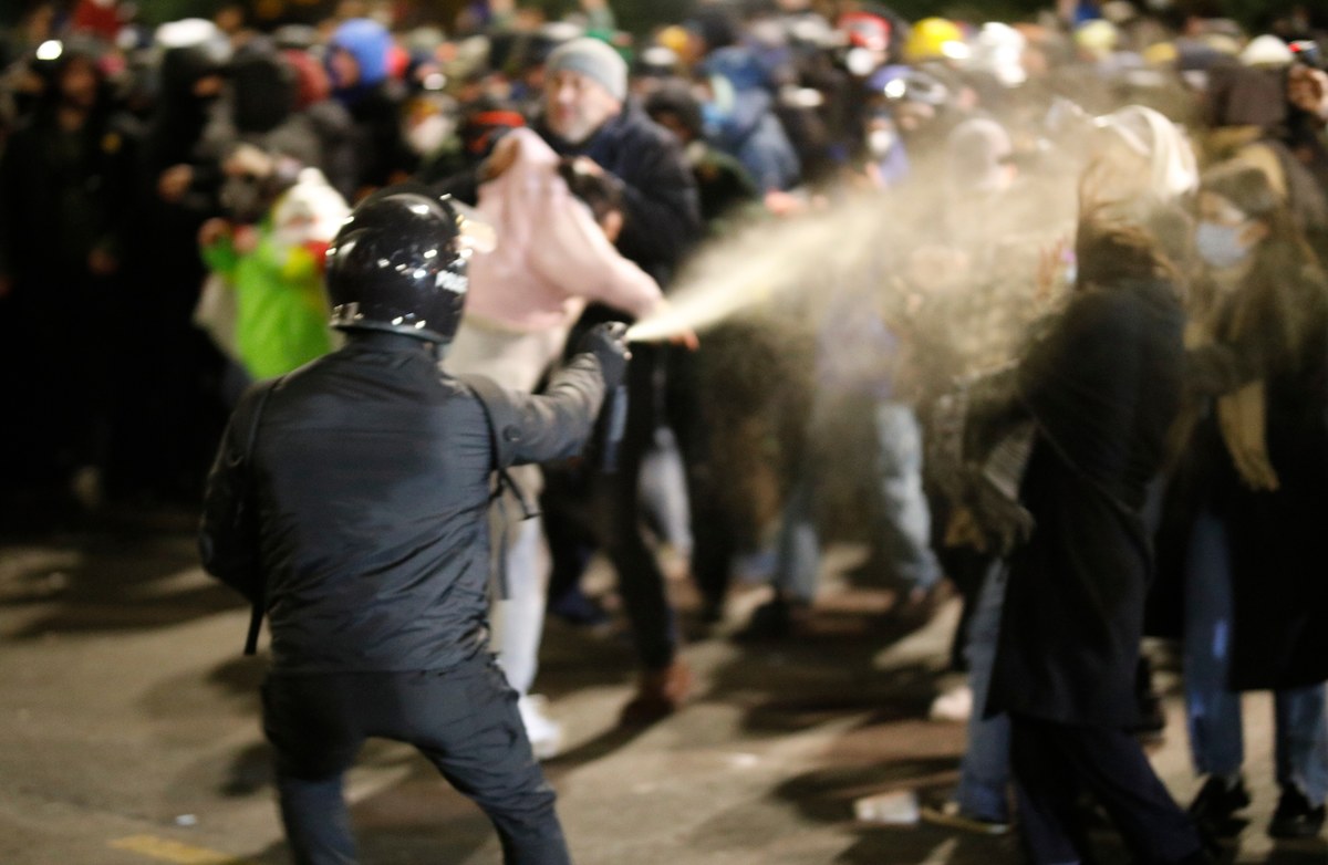 Tysiące osób uczestniczyły w nocy z piątku na sobotę w antyrządowych protestach na alei Rustawelego w centrum stolicy Gruzji, Tbilisi. Policja w brutalny sposób pacyfikowała ludzi protestujących przeciwko decyzji rządu o zawieszeniu rozmów o wstąpieniu kraju do UE. Wielu demonstrantów zostało rannych.