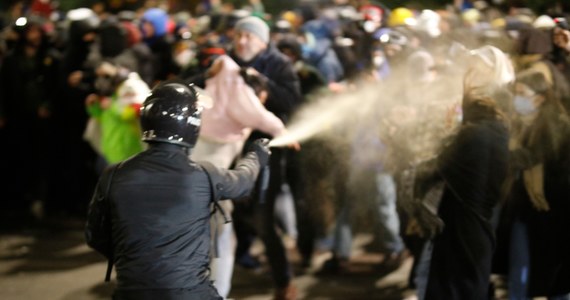 Tysiące osób uczestniczyły w nocy z piątku na sobotę w antyrządowych protestach na alei Rustawelego w centrum stolicy Gruzji, Tbilisi. Policja w brutalny sposób pacyfikowała ludzi protestujących przeciwko decyzji rządu o zawieszeniu rozmów o wstąpieniu kraju do UE. Wielu demonstrantów zostało rannych.