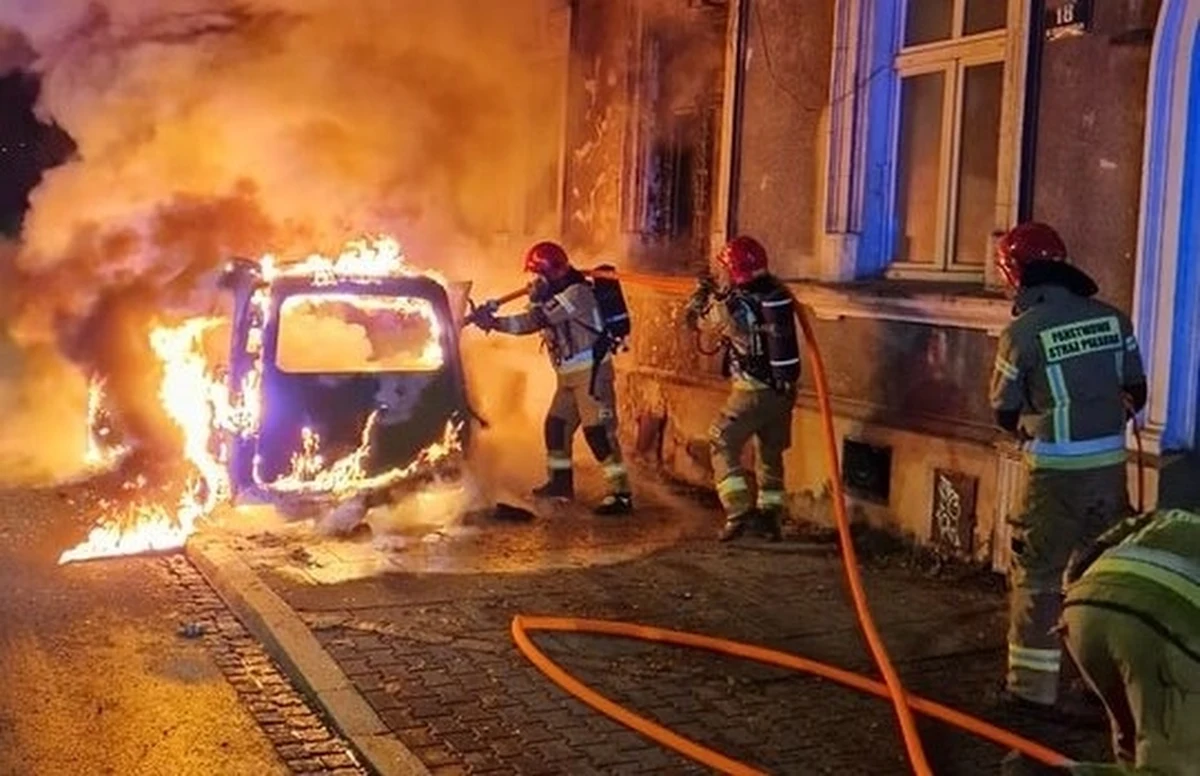 Do groźnego pożaru doszło w sobotni poranek w centrum Krakowa. Na ul. Pędzichów spłonął samochód osobowy. Zagrożona była kamienica, pod którą auto było zaparkowane - wypaliło się w niej okno.