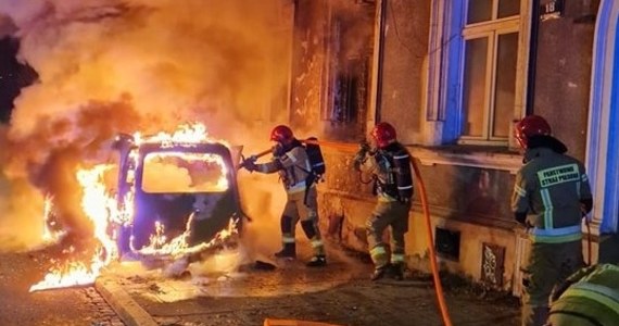 Do groźnego pożaru doszło w sobotni poranek w centrum Krakowa. Na ul. Pędzichów spłonął samochód osobowy. Zagrożona była kamienica, pod którą auto było zaparkowane - wypaliło się w niej okno.