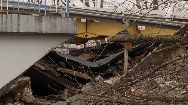 Mała część mieszkańców zdewastowanych przez powódź terenów powoli wraca do swoich domów, ale nie brakuje kolejnych problemów. Centra zalanych miast są w ruinie, a sprzątanie i odbudowę utrudniają zerwane mosty. Projekty nowych przepraw zahaczają o tereny prywatne i staje się to sporną kwestią. O popowodziowym dramacie, który się nie kończy, dla ''Wydarzeń'' Maciej Stopczyk.